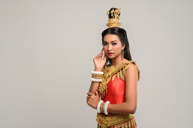 タイのドレスを着て、側にいる美しいタイの女性