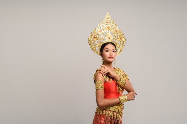 Красивая тайская женщина носить тайское платье и смотрит в сторону