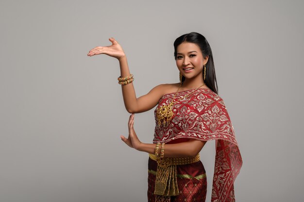 Красивая тайская женщина, носящая тайское платье и тайский танец