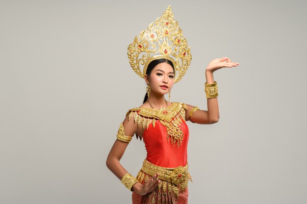 タイのドレスとタイのダンスを着て美しいタイの女性