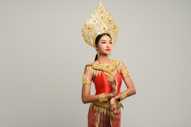 타이 드레스와 타이 댄스를 입고 아름 다운 태국 여자