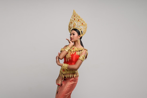 Красивая тайская женщина, носящая тайское платье и тайский танец