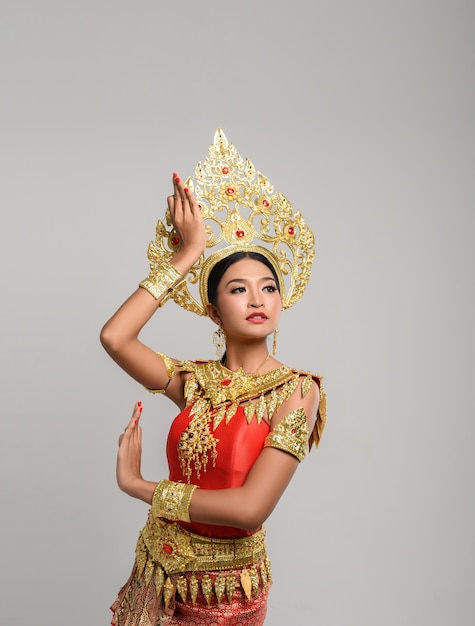 Free photo beautiful thai woman wearing thai dress and thai dance