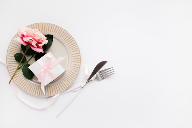 화이트 발렌타인을위한 아름다운 평면도 테이블 설정