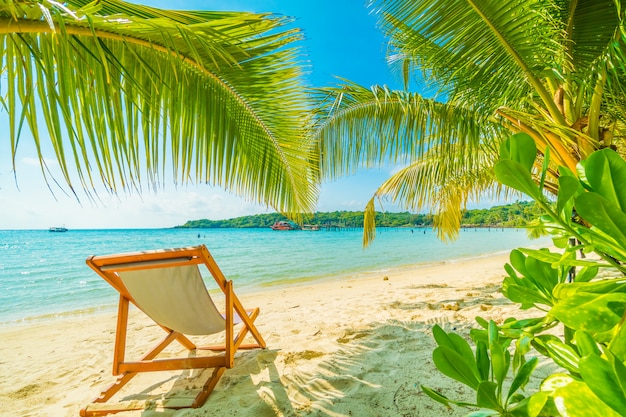 Бесплатное фото Красивый тропический пляж и море с кокосовой пальмой на райском острове