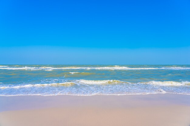 Красивый тропический пляж морской океан с пальмой на голубом небе