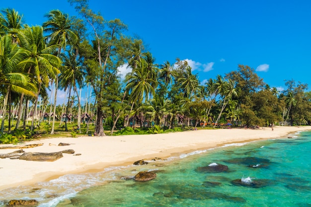 Foto gratuita bellissima spiaggia tropicale e mare