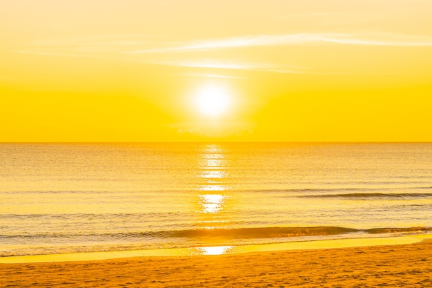 夕日や日の出の美しい熱帯自然ビーチ海海