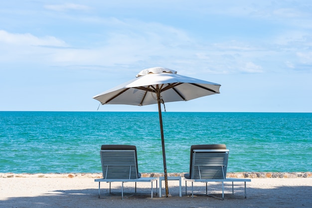 무료 사진 푸른 하늘 해변 바다 바다 주변의 아름다운 우산과 의자