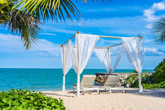 Красивый зонт и стул вокруг пляжа море океан с голубым небом для путешествий