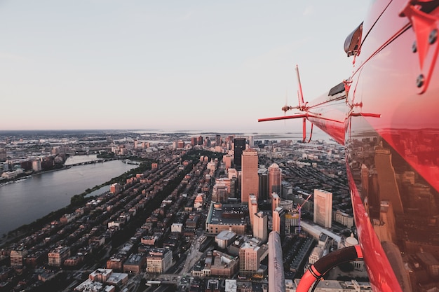 Бесплатное фото Красивый городской город снят с вертолета