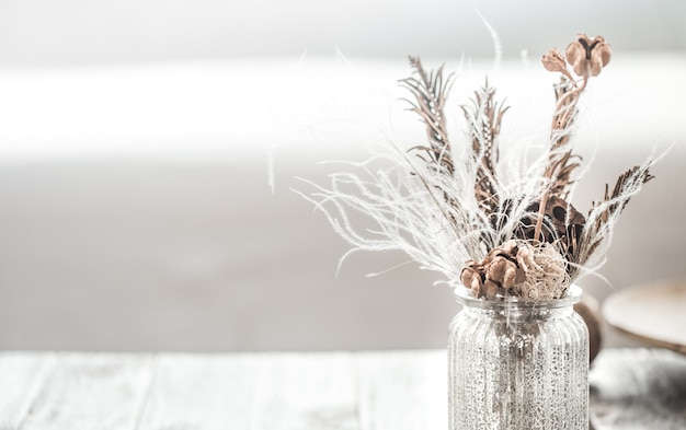 Free photo beautiful vase with dried flowers