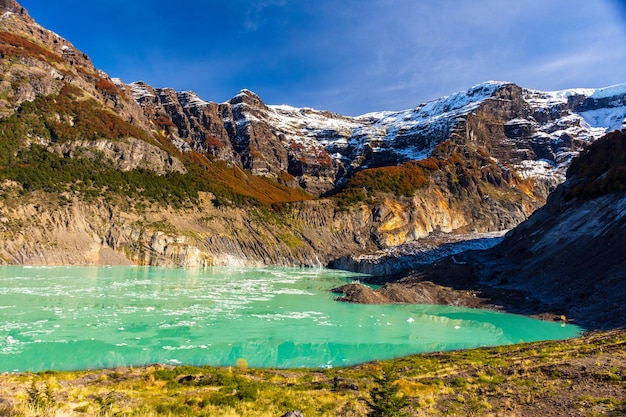 アルゼンチンのナウエルウアピ国立公園にある美しいベンティスケロネグロ氷河湖