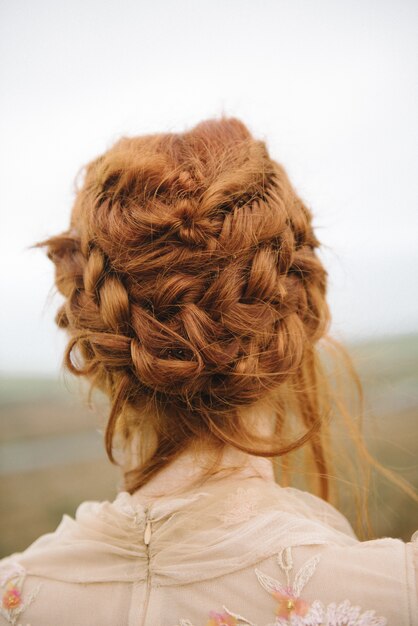 생강 여성의 꼰 머리의 아름다운 세로 사진