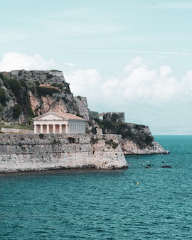 Bella ripresa verticale di un antico tempio e del mare in una delle isole greche
