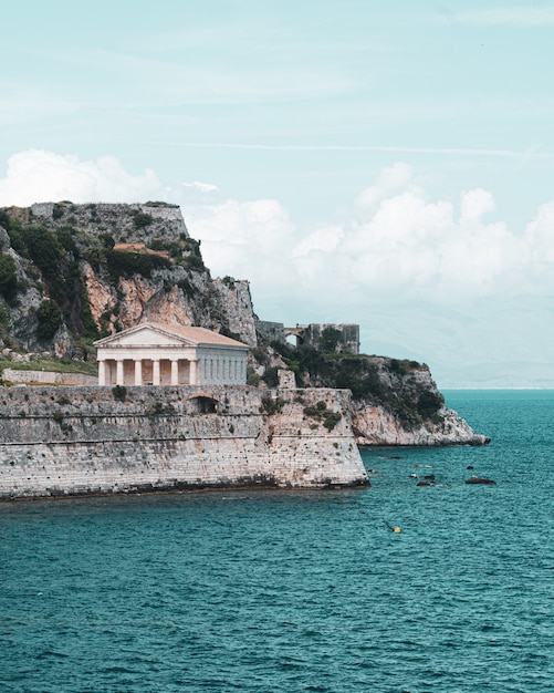 ギリシャの島々の古代寺院と海の美しい垂直ショット