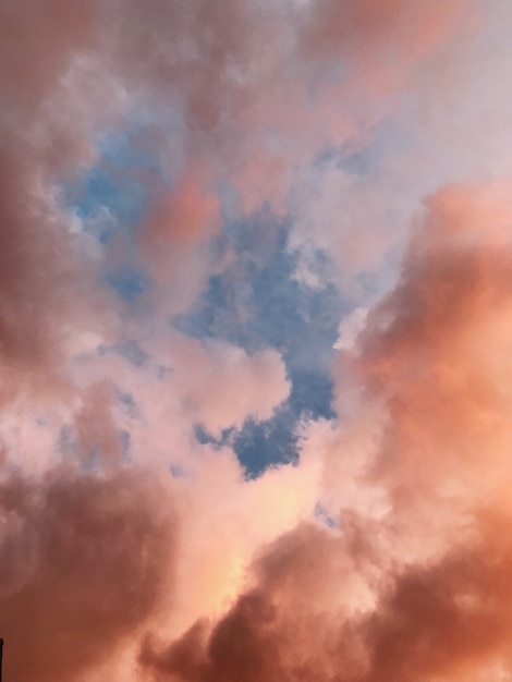 ピンクの雲と空の美しい垂直ショット