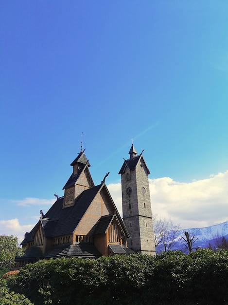 Красивый вертикальный снимок церкви Ванга в Карпаче, Польша