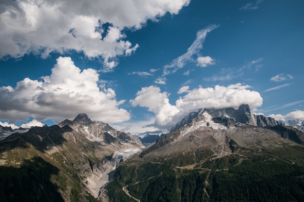 Прекрасный вид на ледник Аржантьер, Эгюий Верт и Эгюий дю Шардоне.