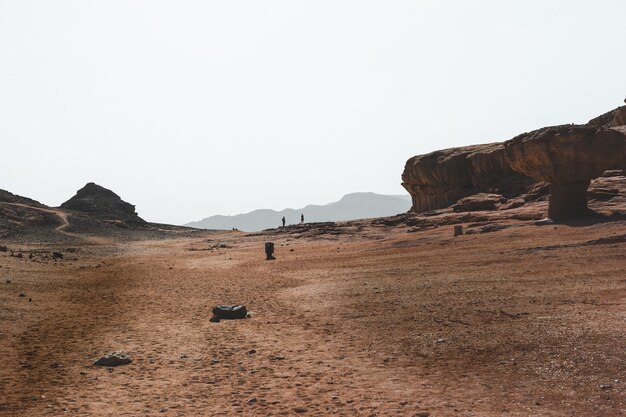 山々を背景にした砂漠の大きな岩や砂丘の美しい景色