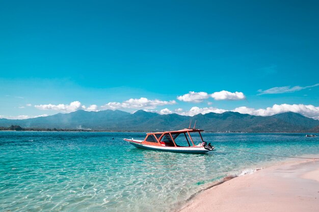 Прекрасный вид на лодку на морском тропическом пляже Гили Траванган Ломбок Индонезия
