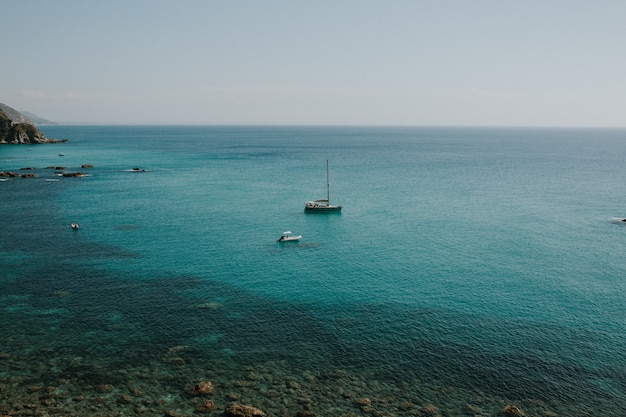 澄んだスカイラインとターコイズブルーの海でボートの美しい景色