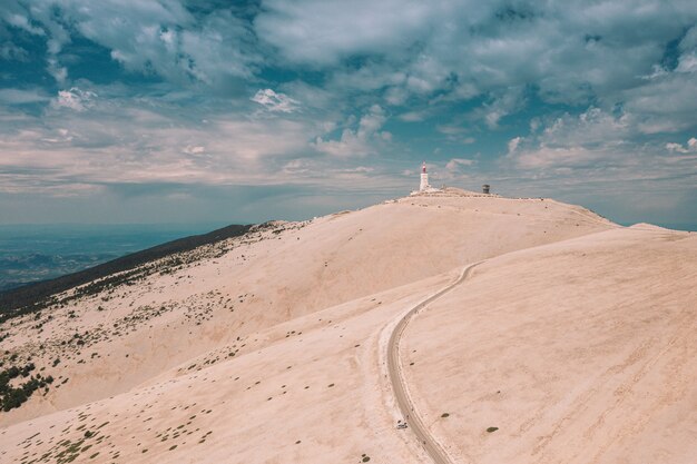 Красивый вид здания на холме под облачным небом в Mont ventoux, Франции