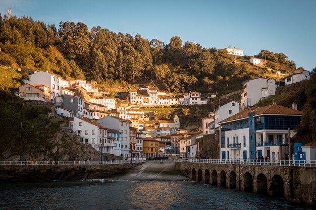 Cudillero의 건물의 아름다운 전망, 언덕으로 둘러싸인 스페인 Asturies