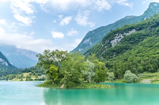 낮 동안 이탈리아 트렌티노(Trentino)에 위치한 잔잔한 텐노(Tenno) 호수의 아름다운 전망