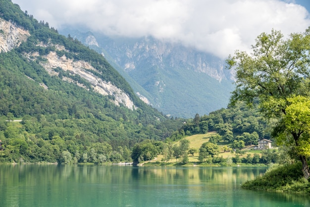 낮 동안 이탈리아 트렌티노(Trentino)에 위치한 잔잔한 텐노(Tenno) 호수의 아름다운 전망