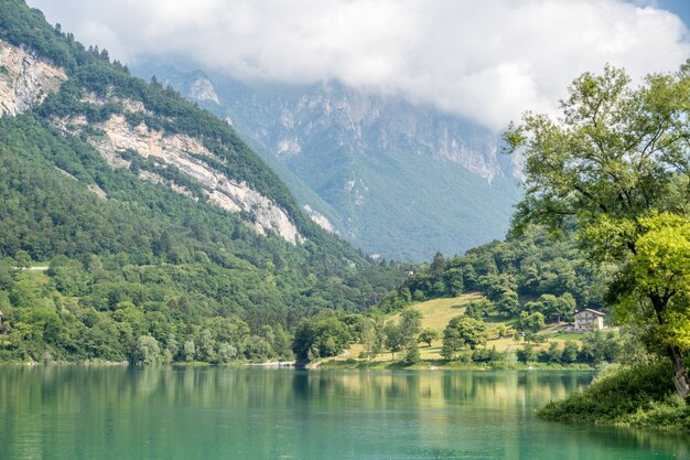 낮 동안 이탈리아 트렌티노(Trentino)에 위치한 잔잔한 텐노(Tenno) 호수의 아름다운 전망