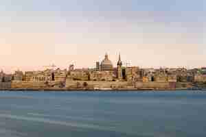 Foto gratuita bella vista di una chiesa sull'oceano catturata a malta