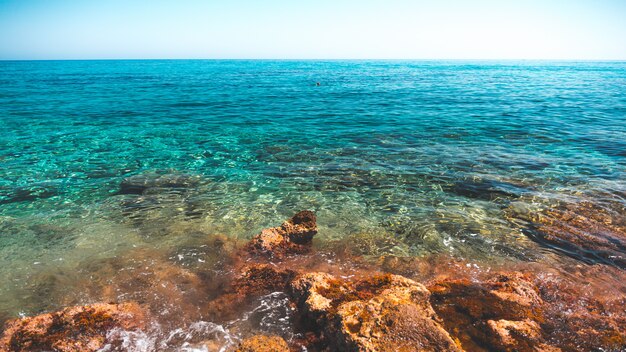 맑고 푸른 바다의 아름다운 전망은 그리스의 해안에서 캡처