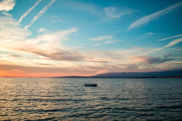 海の上の夕日の曇り空の美しい景色