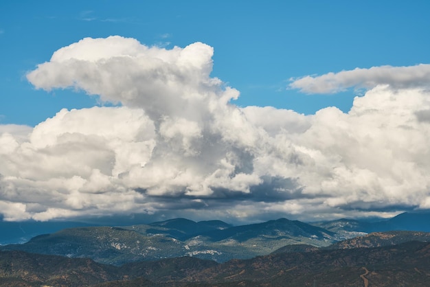 Прекрасный вид на кучевые облака над старыми горами в Анталии на побережье Эгейского моря идея для фонового рассказа о путешествии и отпуске