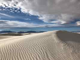 Foto gratuita bella vista sul deserto ricoperto di sabbia spazzata dal vento nel new mexico