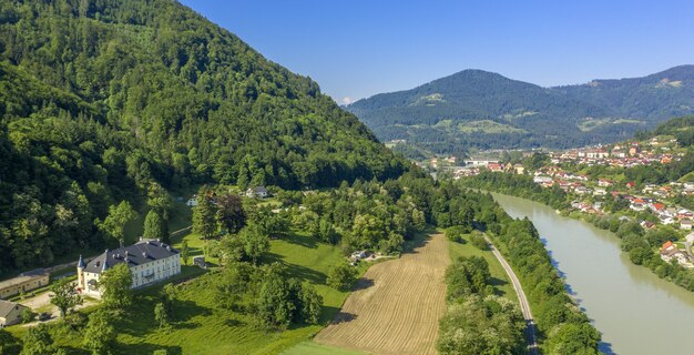 明るい日にスロベニアのドラヴァ川の美しい景色