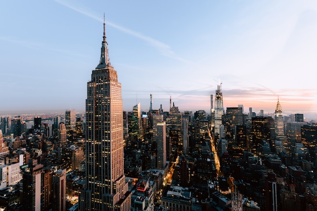 뉴욕시에서 엠파이어 스테이트와 고층 빌딩의 아름다운 전망