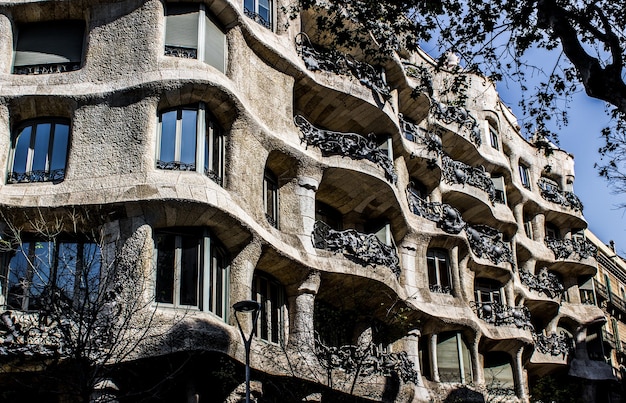 Прекрасный вид на знаменитый дом Мила в Барселоне, Испания