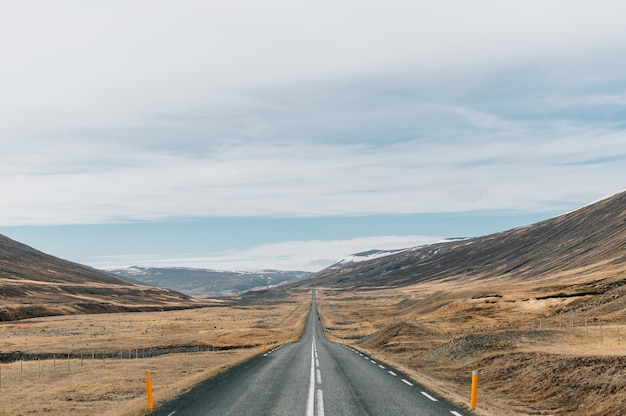 아이슬란드의 산악 풍경 한가운데있는 유명한 순환 도로의 아름다운 전망