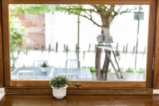 Foto gratuita bella vista dalla finestra di un caffè?