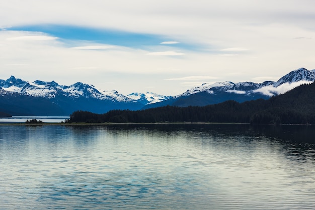 アラスカの山々に囲まれた湖の氷河の美しい景色