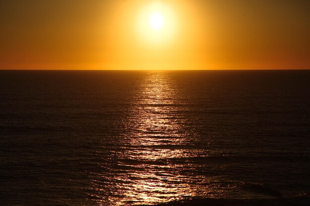 海の上の黄金の夕日の空の美しい景色