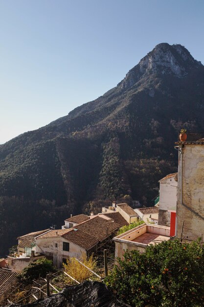 산이 있는 이탈리아 알보리 마을의 아름다운 전망