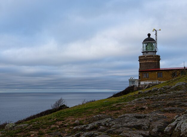 바다와 흐린 하늘과 스웨덴의 Kullaberg 등대의 아름다운 전망