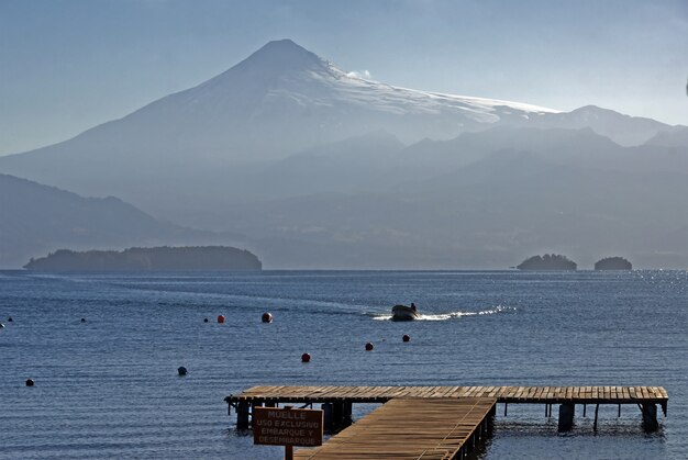 Прекрасный вид на озеро Атитлан, расположенное в Гватемале в дневное время.