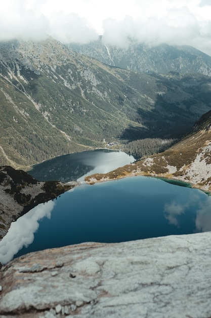 Foto gratuita splendida vista su un lago immerso nel verde e montagne