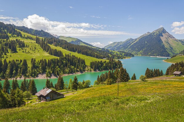 ロングリン湖とダムスイス、スイスアルプスの山々に囲まれた湖の美しい景色