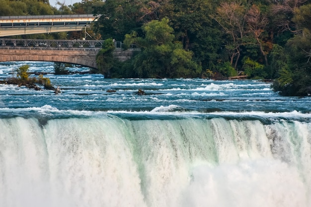 Прекрасный вид на великолепный Ниагрский водопад, снятый в Канаде.