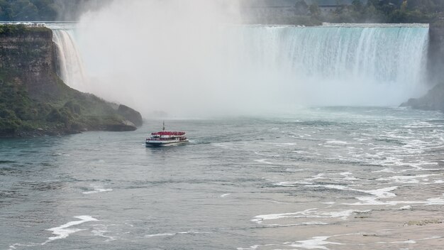 Прекрасный вид на великолепный Ниагрский водопад, снятый в Канаде